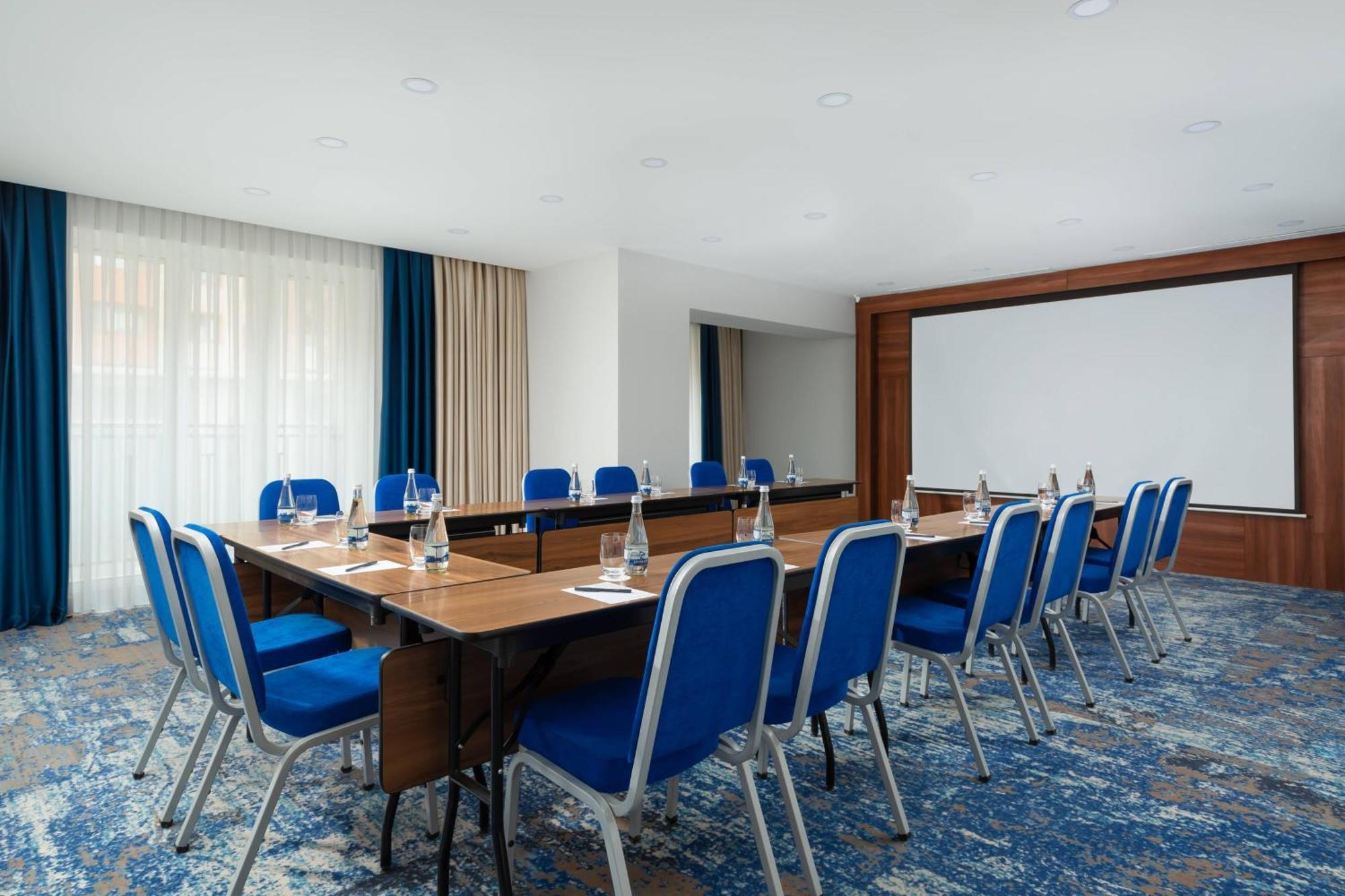 Hotel Courtyard By Marriott Tashkent Esterno foto