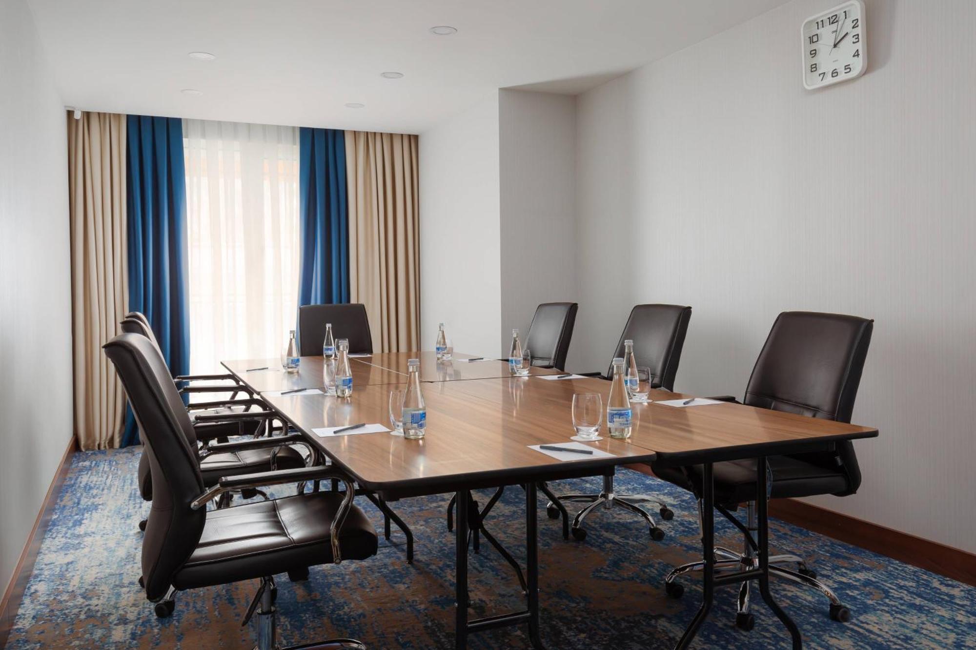 Hotel Courtyard By Marriott Tashkent Esterno foto