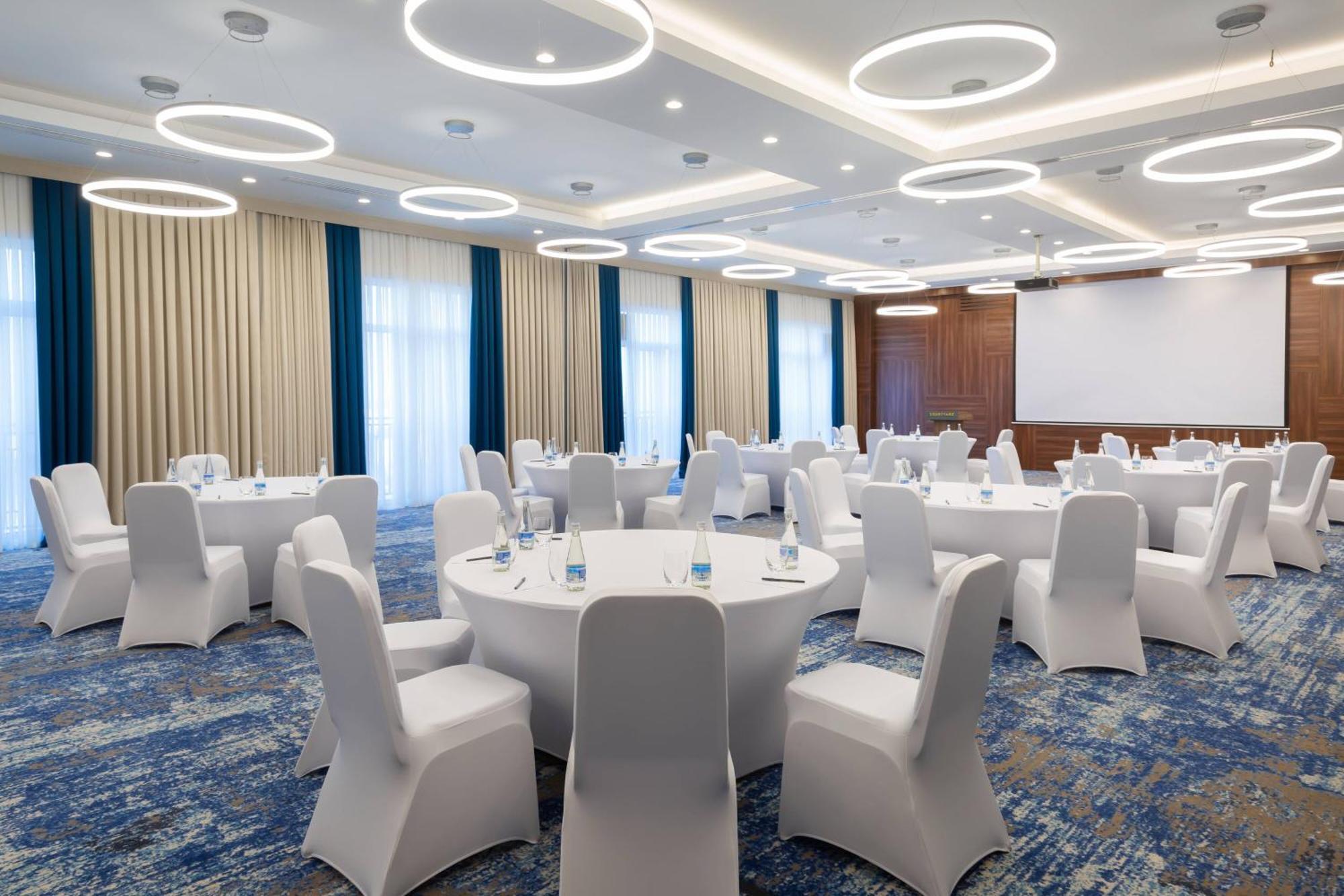 Hotel Courtyard By Marriott Tashkent Esterno foto