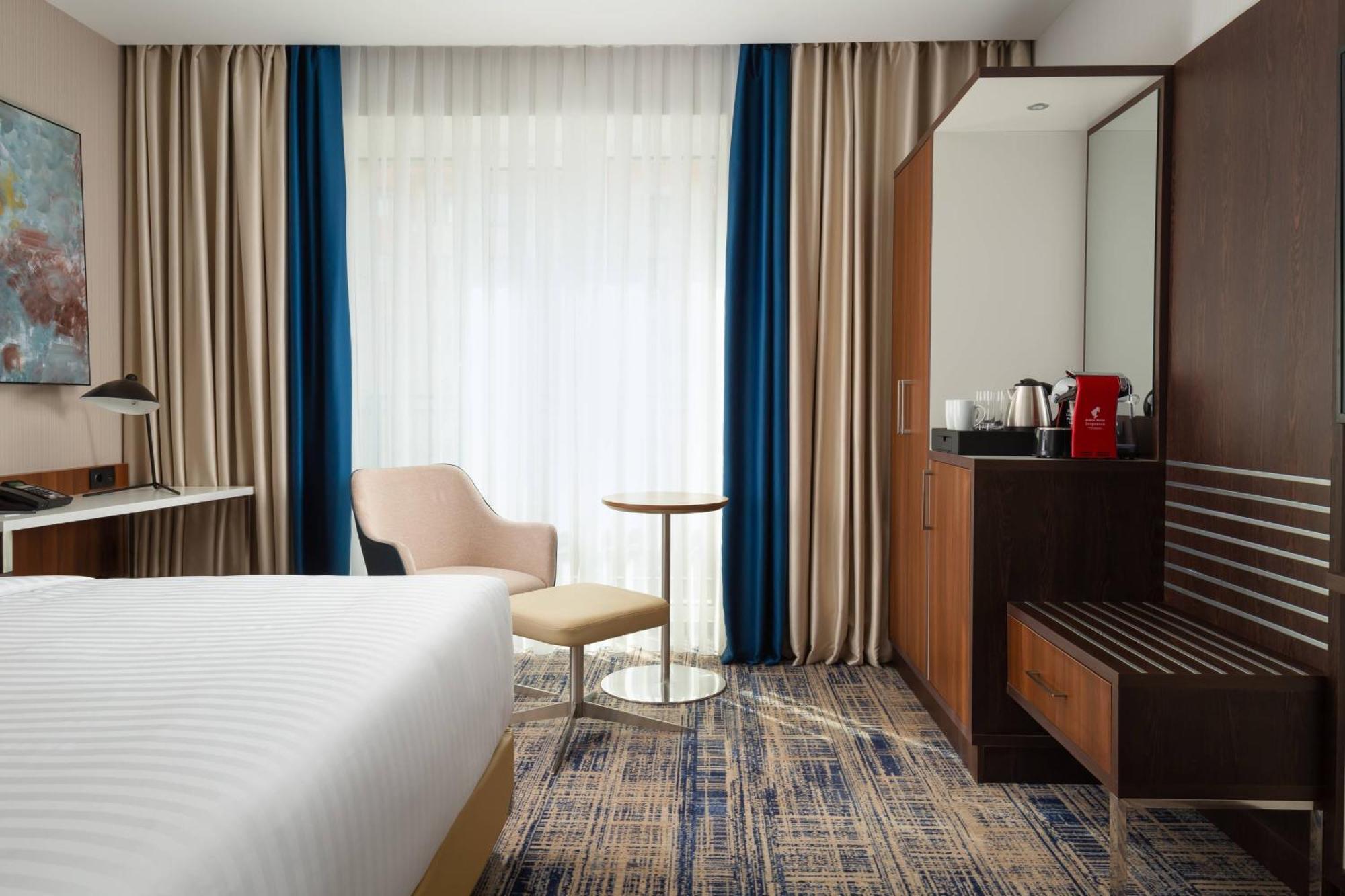 Hotel Courtyard By Marriott Tashkent Esterno foto